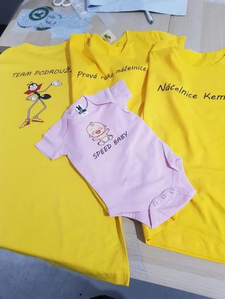 🎨 Chceš něco originálního? U nás to není problém! 💥 Tiskneme na trička, mikiny, zástěry, tašky… prostě na všechno, co má...